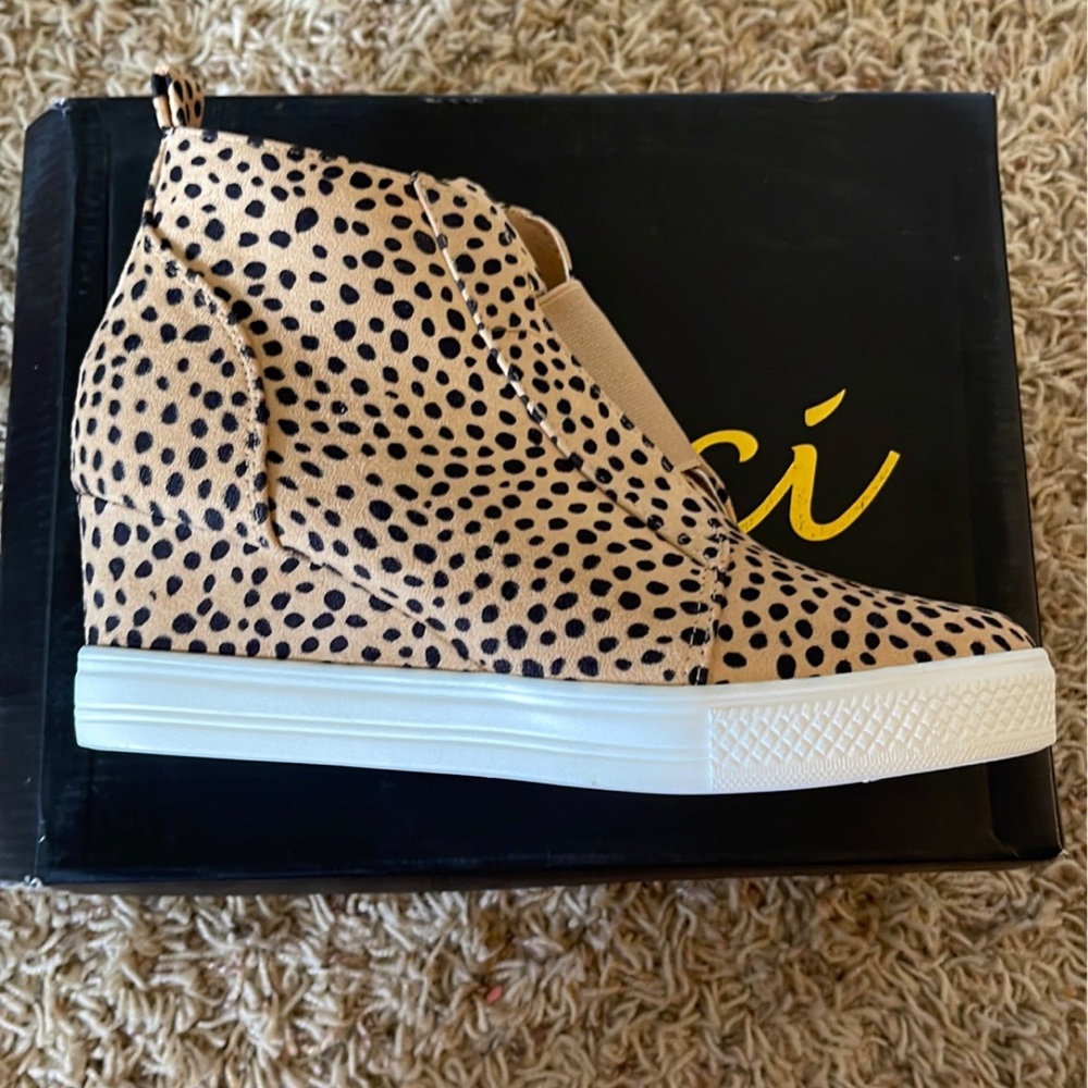 Platform Shoes - Picture 2 of 3